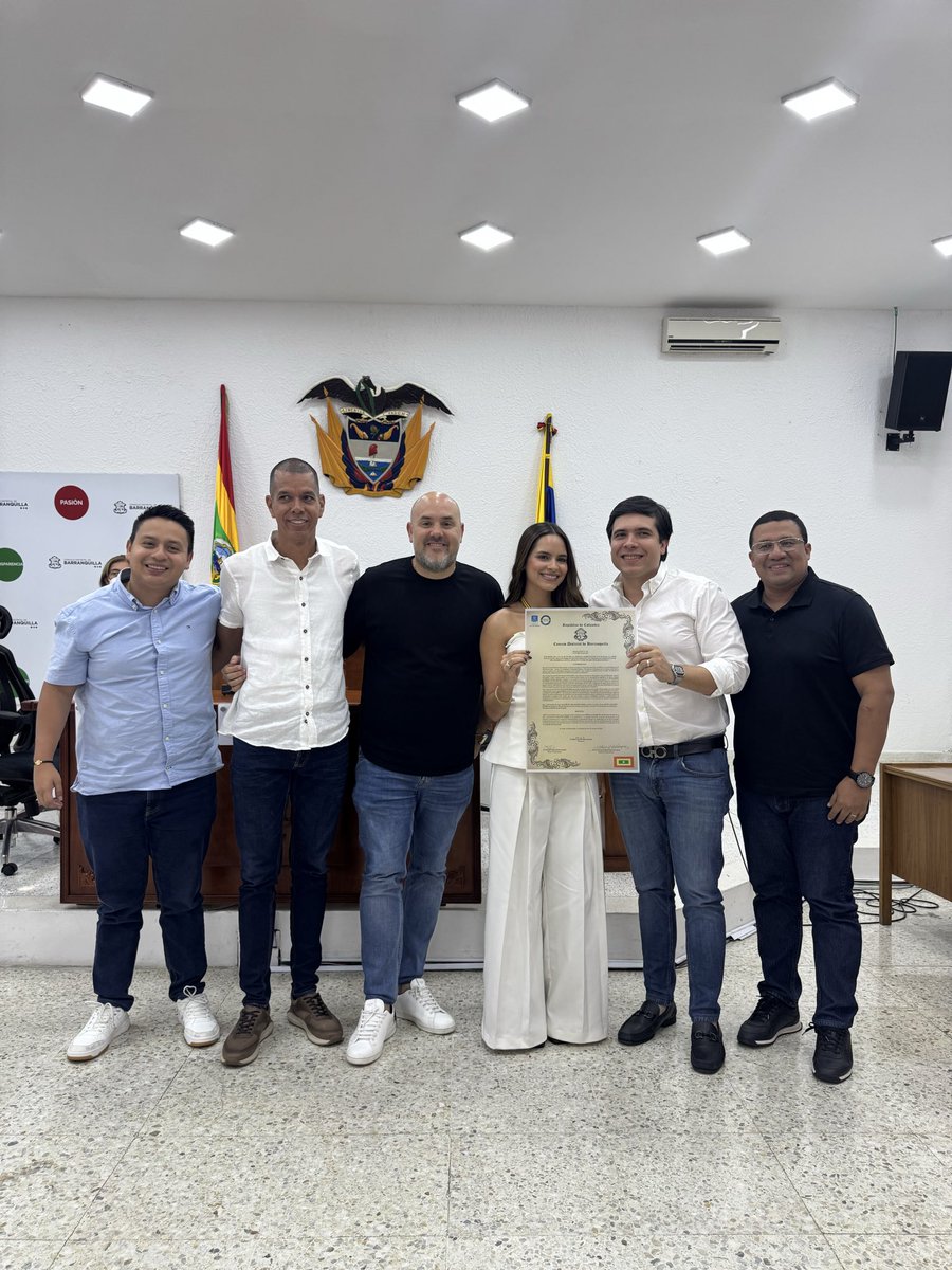 Concejodebaq's tweet image. 👏🏻 El Concejo Distrital de Barranquilla:

🎖️ Otorgó la Medalla Barrancas de San Nicolás a Salwa Maloof
Habib, por su ejemplar trayectoria al servicio de desarrollo social en la ciudad.