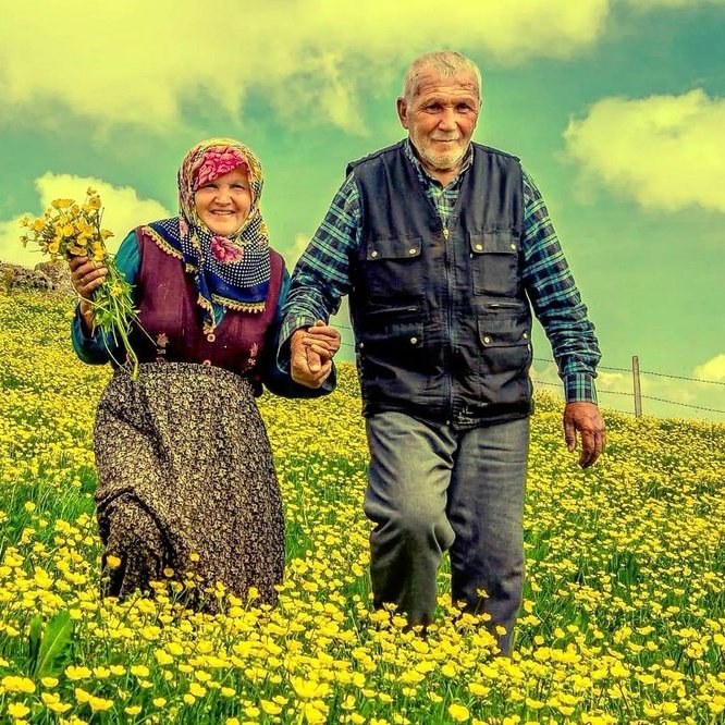 ''Güzellik için sevilmez, sevdiğin güzeldir..''

Tolstoy