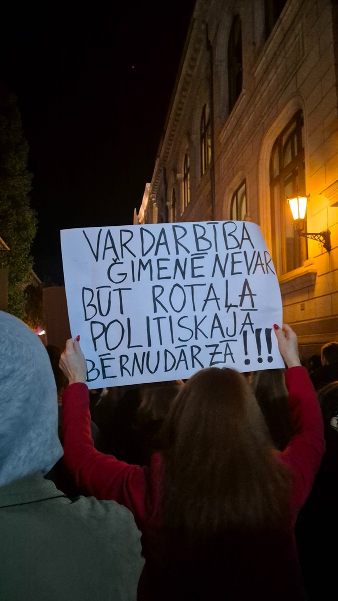 Paldies visiem, kuri piedalījās! Mīlīgi, ka plakātus atstāja pie pretlatvisko mūdžu partijas biroja. Abos pārējos foto īsi un kodolīgi par lietas būtību.