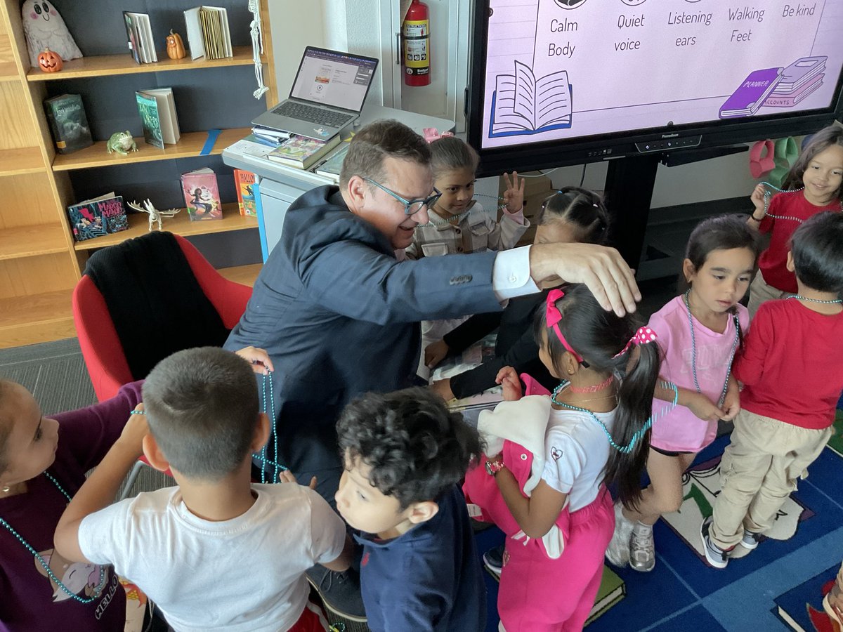 BushES_Library's tweet image. Our Principal for a Day came to share his love of reading with our kindergarteners and share a few goodies! We love @CatchUpAndRead as much as dragons love tacos (but not spicy salsa)! @DISD_Libraries
