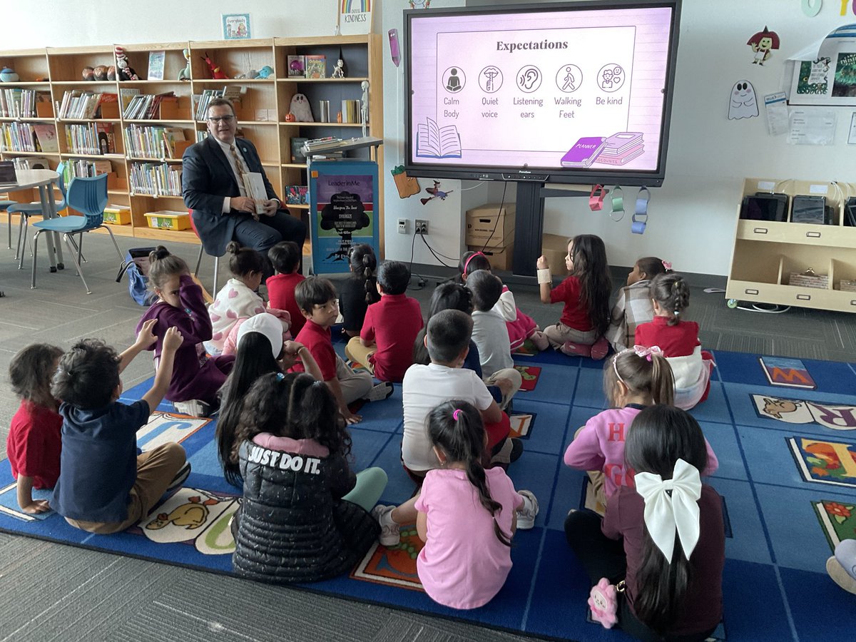 BushES_Library's tweet image. Our Principal for a Day came to share his love of reading with our kindergarteners and share a few goodies! We love @CatchUpAndRead as much as dragons love tacos (but not spicy salsa)! @DISD_Libraries