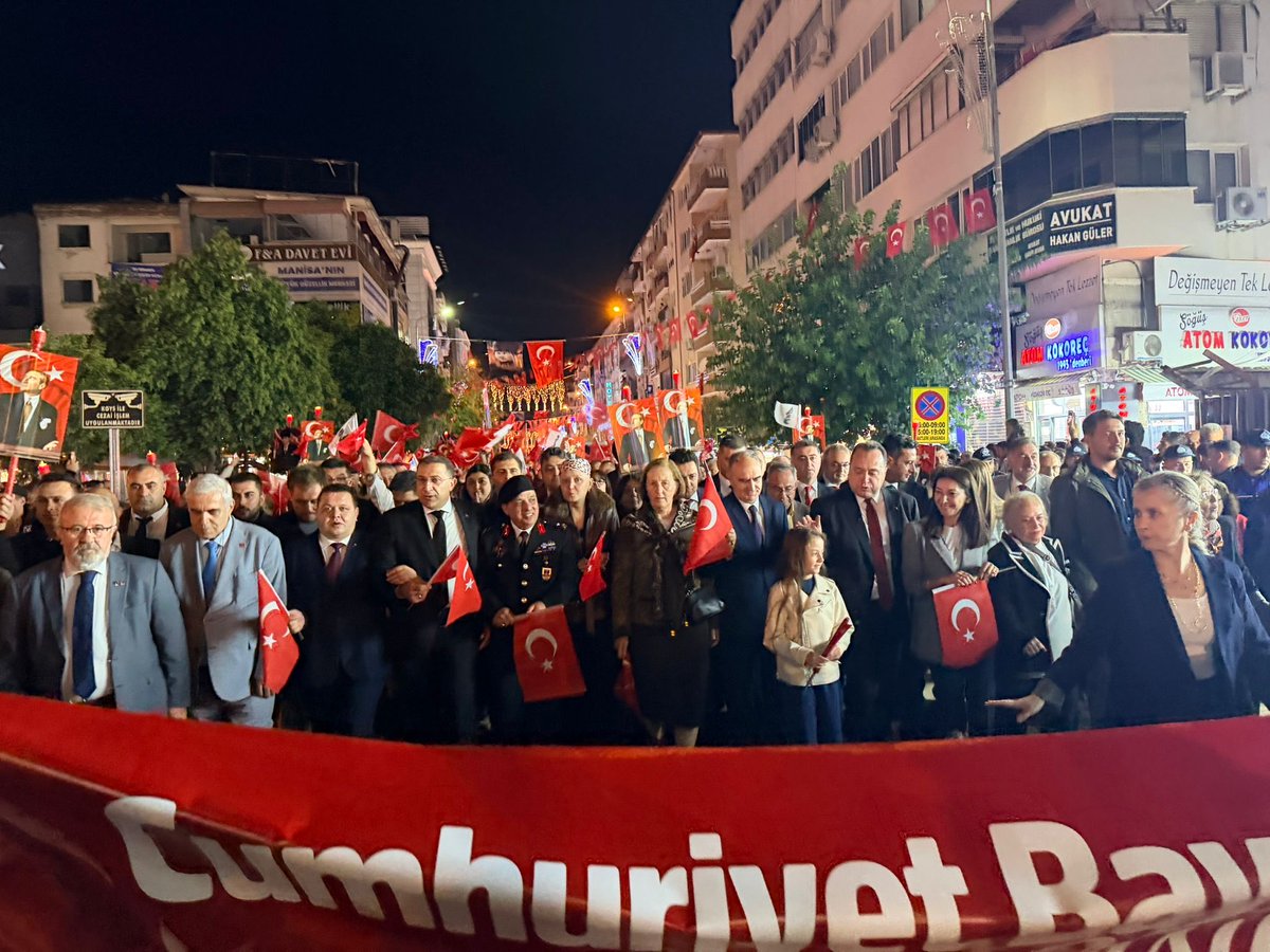 SelmaKavaf's tweet image. Manisa’da hemşehrilerimizle birlikte 29 Ekim Cumhuriyet Bayramı coşkusunu fener alayında yaşadık.

Cumhuriyetimizin ışığı, ilelebet yolumuzu aydınlatmaya devam edecek.