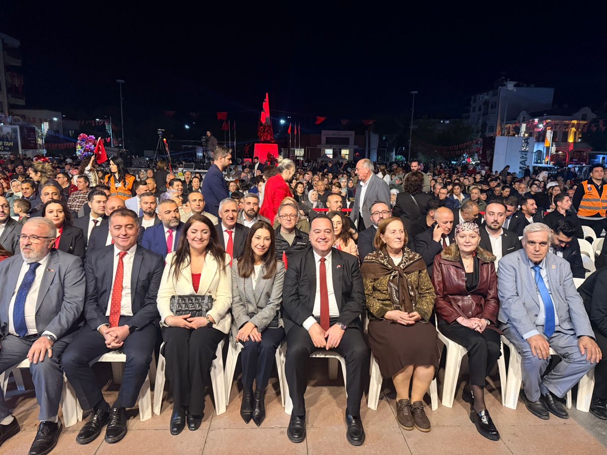 SelmaKavaf's tweet image. Manisa’da hemşehrilerimizle birlikte 29 Ekim Cumhuriyet Bayramı coşkusunu fener alayında yaşadık.

Cumhuriyetimizin ışığı, ilelebet yolumuzu aydınlatmaya devam edecek.