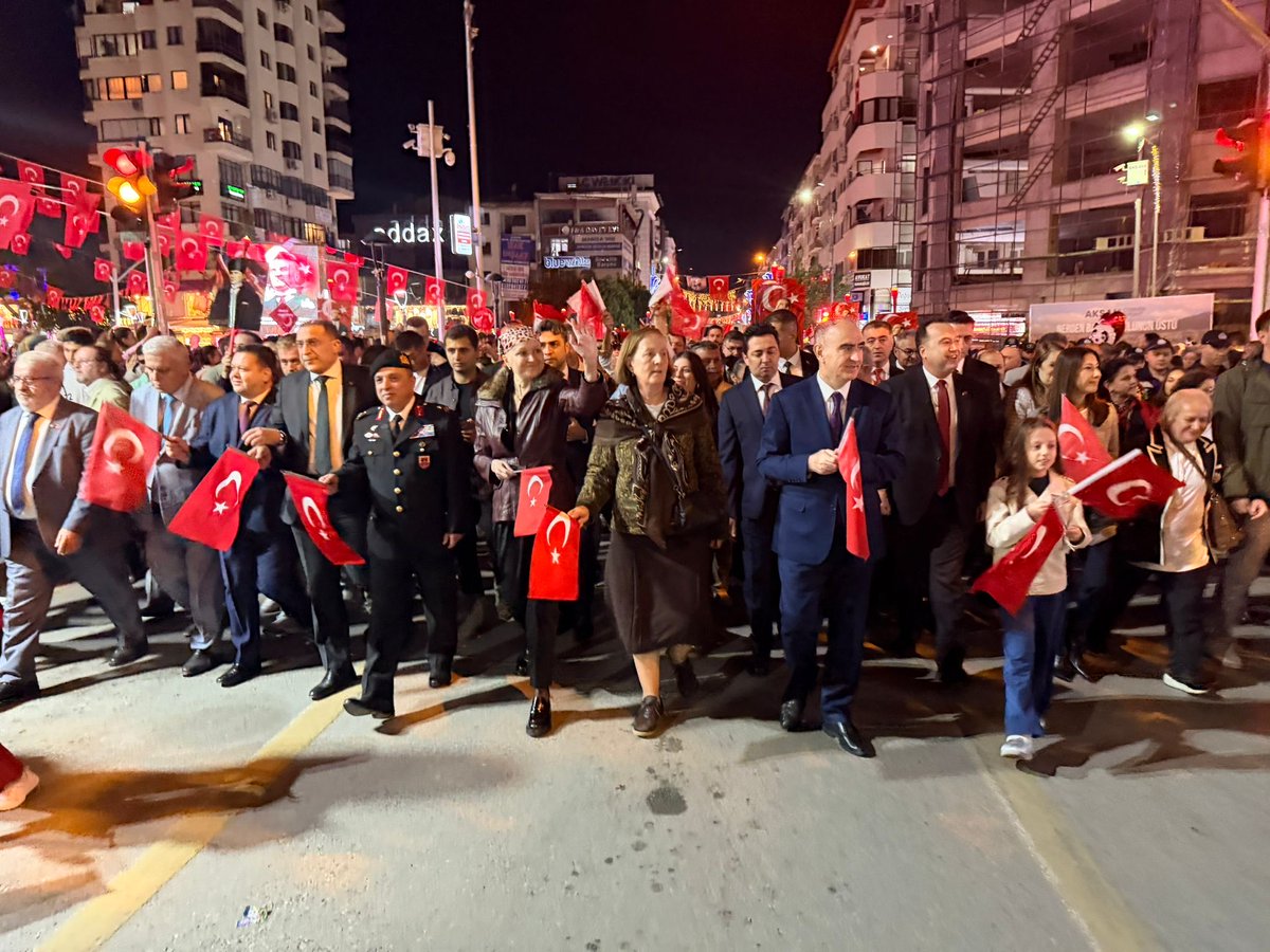 SelmaKavaf's tweet image. Manisa’da hemşehrilerimizle birlikte 29 Ekim Cumhuriyet Bayramı coşkusunu fener alayında yaşadık.

Cumhuriyetimizin ışığı, ilelebet yolumuzu aydınlatmaya devam edecek.