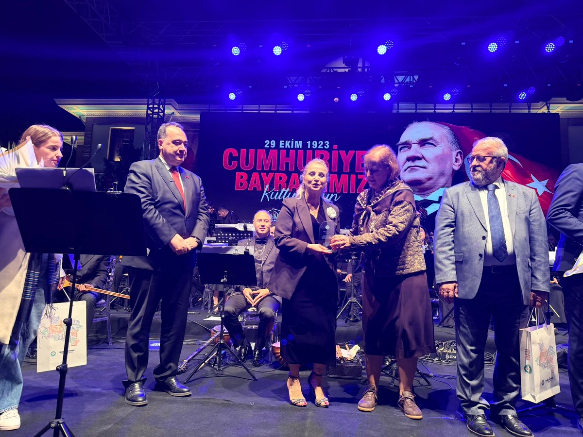 SelmaKavaf's tweet image. Manisa’da hemşehrilerimizle birlikte 29 Ekim Cumhuriyet Bayramı coşkusunu fener alayında yaşadık.

Cumhuriyetimizin ışığı, ilelebet yolumuzu aydınlatmaya devam edecek.