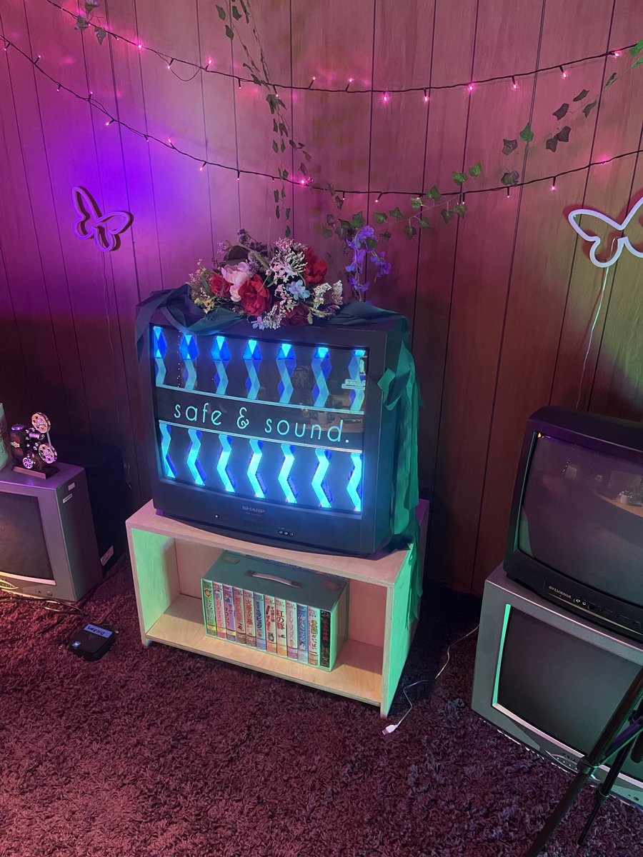 Big news - She Dreams Elsewhere is heading to the Cleveland Institute of Art! 🩵

The game will be playable as part of their Free Play: Innovative Ohio Game Design show, running Nov. 7 - Feb. 8, with the (free!) opening reception on Friday, Nov. 7 from 5–8pm. 

See y'all there🥰