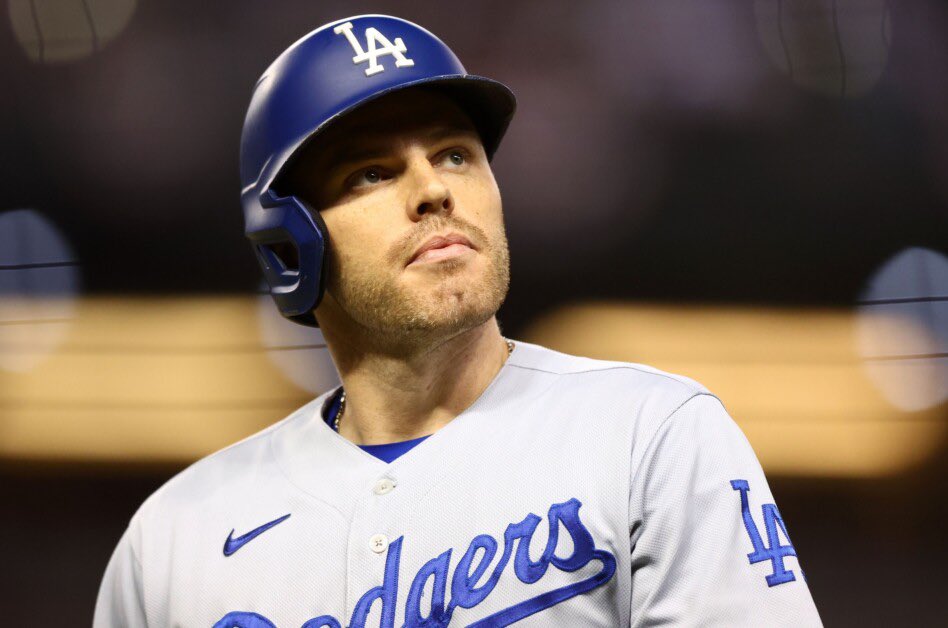 enriquemunozFM's tweet photo. Freddie Freeman, estrella de Los Ángeles Dodgers rechazó  usar el brazalete LGBT antes del próximo partido de su equipo, afirmando que “el beisbol se trata del juego, el esfuerzo y la afición, no de política. Dejen de imponernos esto”.
¿Estás de acuerdo con él, o en desacuerdo? https://t.co/UzxSstr1S5