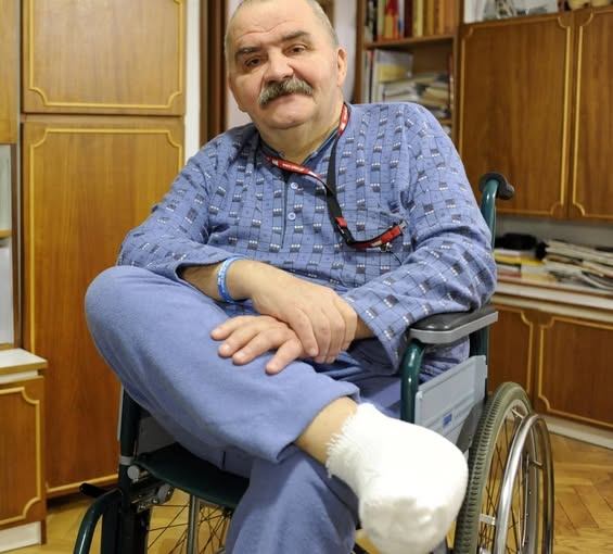 Szpitale obcinają cukrzykom nogi dla zysku.
Uwaga cukrzycy! Jeśli słyszycie, że amputacja stopy to dla was jedyny ratunek, skonsultujcie to z innym szpitalem. W środowisku diabetologów wrze od krytyki niektórych placówek. Te w ramach "oszczędności" nie leczą kończyn, które mimo