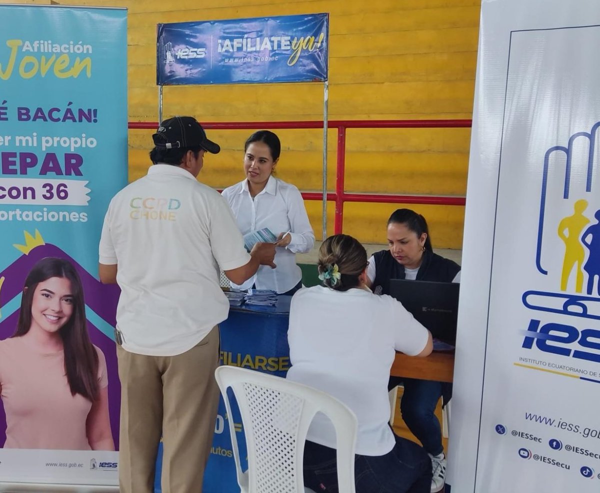 IESS_Manabi's tweet photo. #IESSnoPara | El equipo de Afiliación llegó a Chone con las Brigadas del Nuevo Ecuador. 🇪🇨

Los ciudadanos recibieron atención e información sobre:

👥Afiliación Joven, Independiente y Voluntaria
👷‍♀️Prestaciones y más beneficios

🤝 ¡Afíliate ya! https://t.co/daq45c9RcK