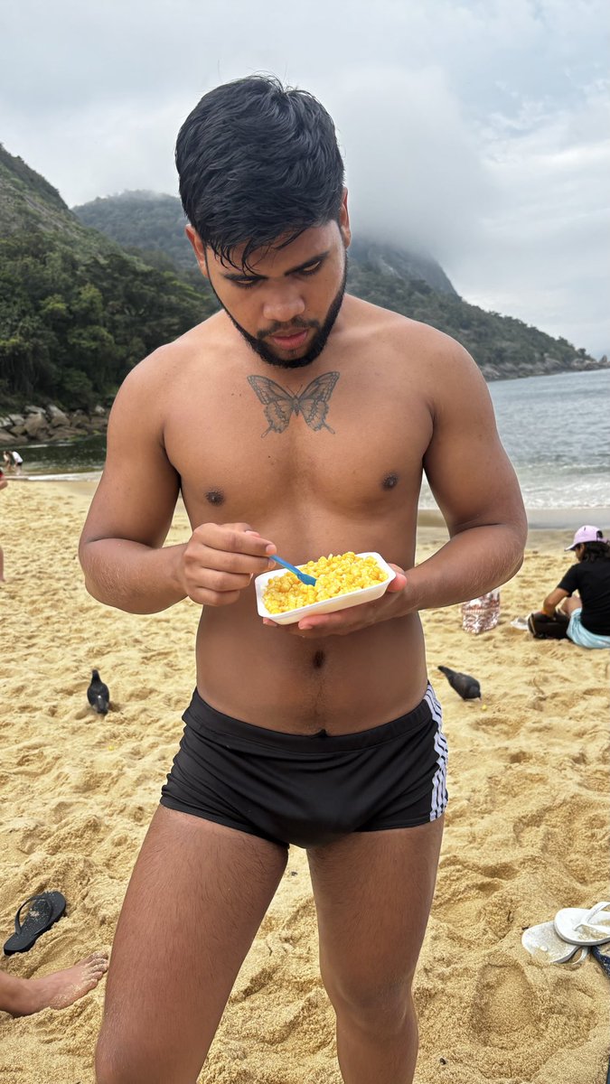 _luskin's tweet photo. Descobrindo pq a Larissa Manoela não tinha dinheiro pra comprar milho na praia 🫠

#riodejaneiro #rio https://t.co/eNx5z9fz9C