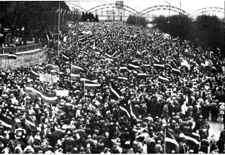 Kreisie stambulētāji šodien lielās, kādā daudzskaitlīgā protestā piedalījušies. Aptuveni pieci tūkstoši. Nožēlojami.
Atceros 1991. gadu, kad mēs, latvieši, drosmīgi izgājājām Daugavmalā. 500 tūkstoši. Par brīvību. Par Latviju. Ne par iznīcību.