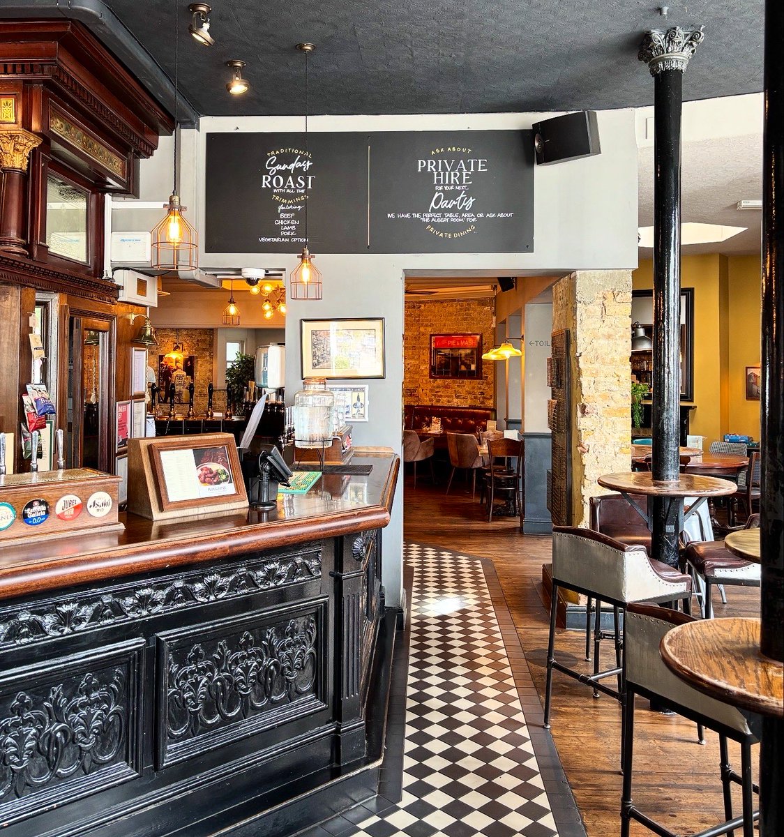 LondonPubMap's tweet photo. The Victoria Inn
π 77 Choumert Rd, London SE15 4AR
This Gastro sits on the corner of Choumert Road in Peckham. Built in 1878, it was for many years a no-frills localsβ pub. As Peckham changed, the pub underwent a major refurbishment in 2016. #victoriainn #se15 https://t.co/wwVEjTjLOI