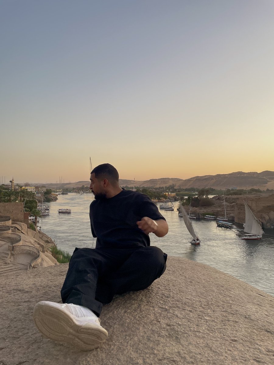 itsahmedelsayed's tweet photo. ليه كل ما قلبي يتعلق بحاجه تكون مسيرها النهايه, وكأن مكتوب عليه الغربه ابد الدهر. مش عارف امتى وازاي بس عدى التكليف هتوحشني اسوان وناسها كانت رحله وتجربه جميلة وشوفت حجات تتحكي لاحفادي اخر العمر, نهايه فصل فحياتي. https://t.co/lc458Kd3Ld