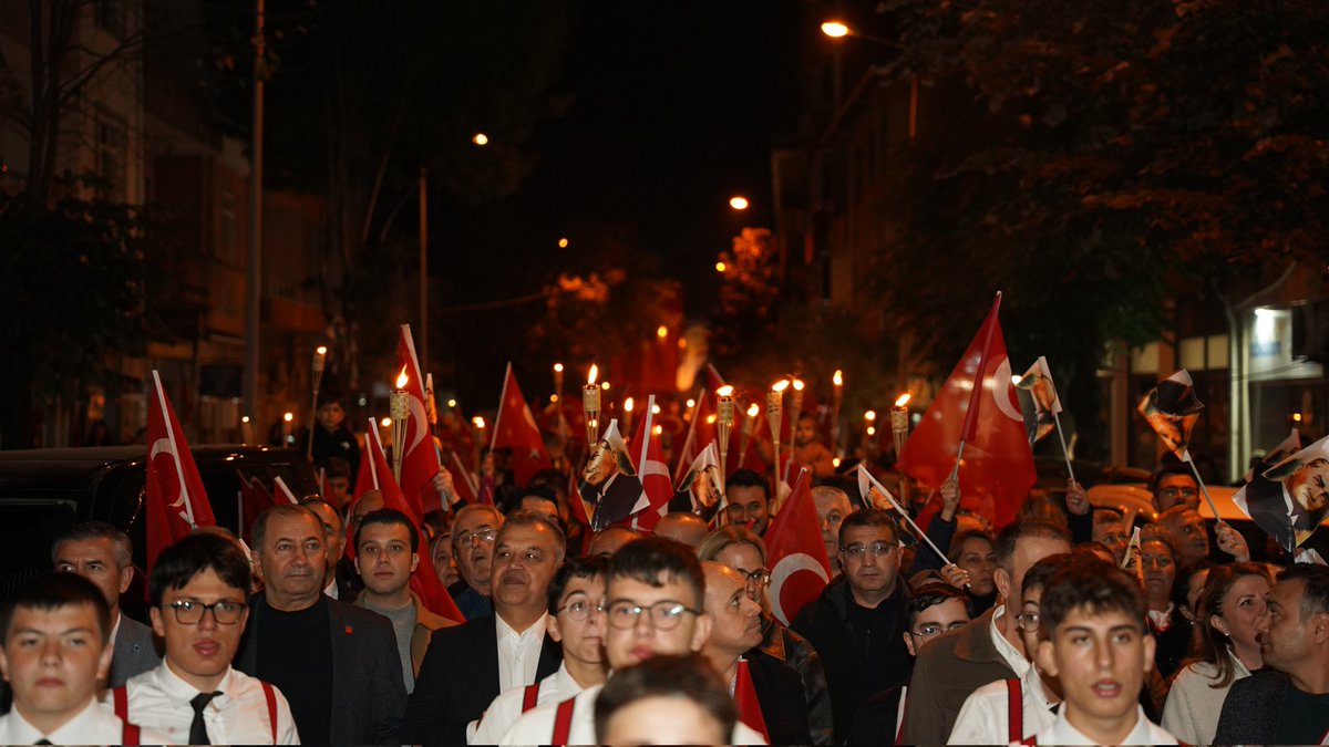Tek renk, tek yürek; Cumhuriyet 🇹🇷🇹🇷🇹🇷

Bir ve beraber olmanın hazzını hissettiğimiz en güzel günden...👏❤

Yaşasın #Cumhuriyet; Yaşasın Türk Milleti...
#29EKİM