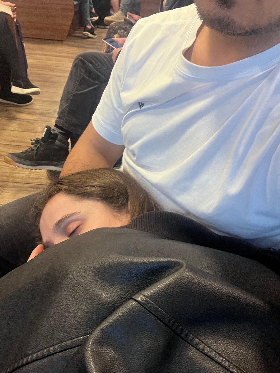 ayzitkedy's tweet image. elemanın yanında nasıl bir serotonin salgılanıyorsa yer yön zaman fark etmeksizin direkt bayılıyorum