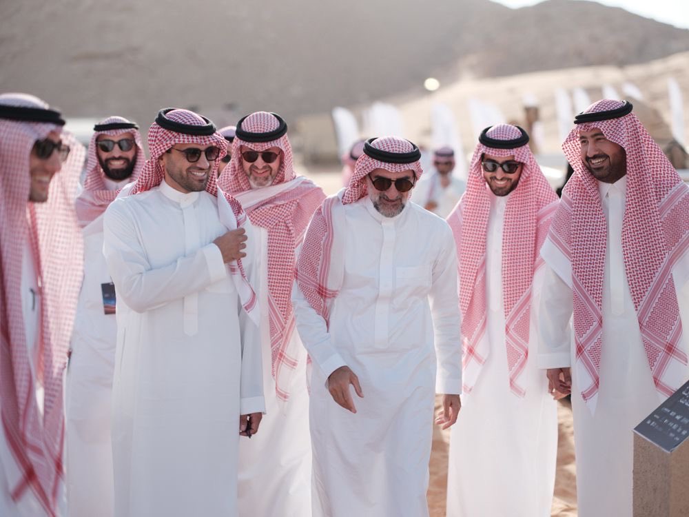 صاحب السمو الملكي الامير محمد بن سعود بن نايف ومعالي الاستاذ ياسر الرميان رئيس ارامكو السعوديه ورجل الاعمال نايف الراجحي في جوله عند منقية الراجحات .