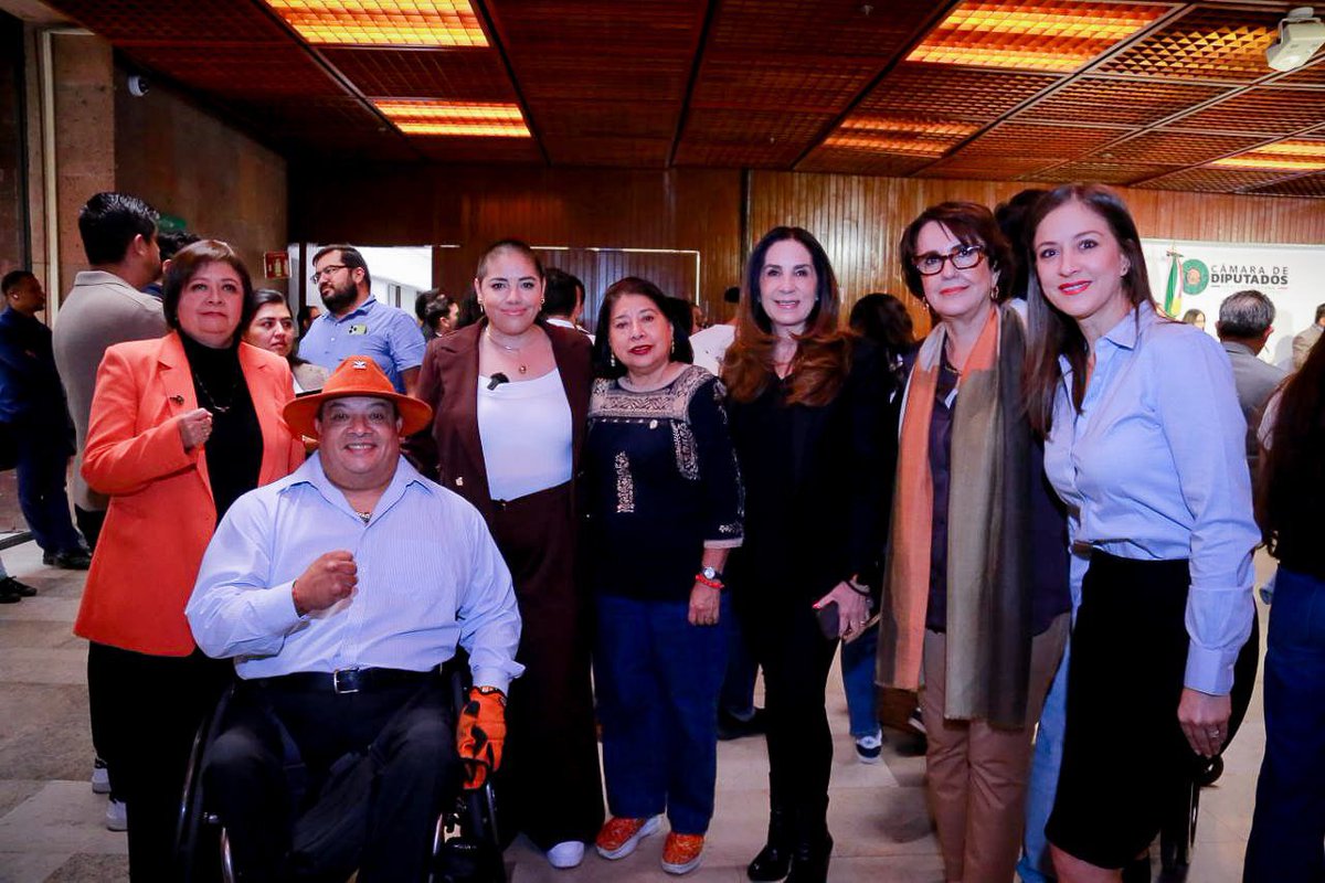 Con un apoyo amplio de diferentes grupos parlamentarios, la #LeyTrasciende -que es producto del activismo liderado por <a href="/samaraamm/">Samara Martínez</a>- fue presentada hoy en <a href="/Mx_Diputados/">H. Cámara de Diputados</a>.

La propuesta es para reformar la Constitución, la Ley General de Salud y el Código Penal Federal, estableciendo