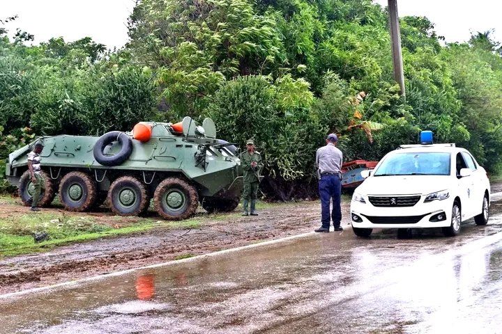Fuerzas del Ministerio del Interior junto a las FAR se incorporan desde temprano a la recuperación en las provincias orientales tras los embates de Melissa. #FuerzaCuba #ConLaFuerzaDelPueblo