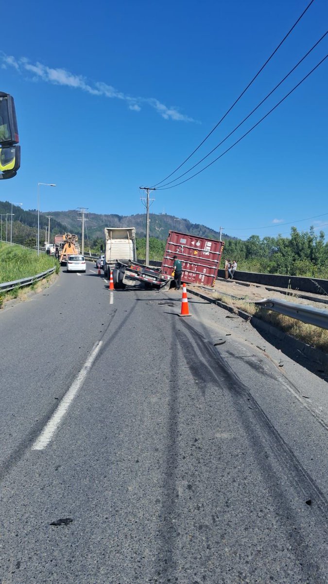 #PRECAUCIÓN | #CHIGUAYANTE
Caída de contenedor desde camión en Av. Costanera, cerca del ingreso a 8 Oriente. Solo una pista habilitada. Carabineros y Seguridad Ciudadana trabajan en el lugar.
