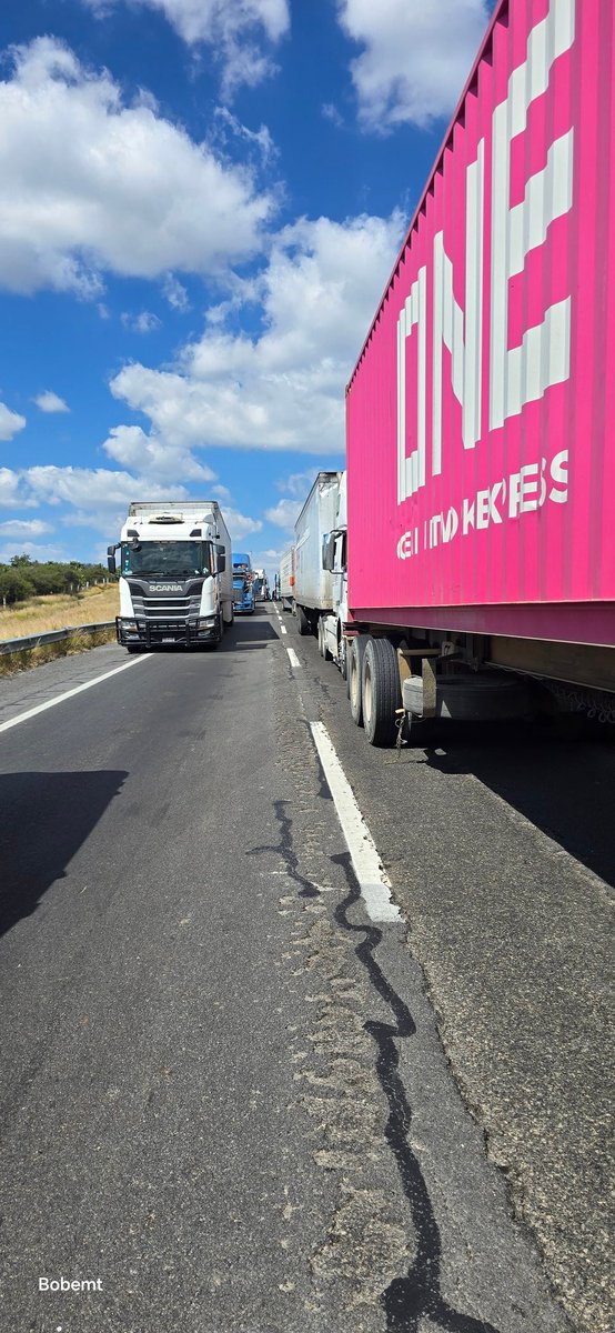 JaramilloPC_SM's tweet photo. 15 horas detenidos junto con miles de trailers en el tramo Aguascalientes - Encarnación gracias a los bloqueos. Cientos de millones de pesos detenidos, productividad a la basura, logística perdida y demás... @CAPUFE @GobiernoMX @Imagen_Mx https://t.co/MXPOko2fpa