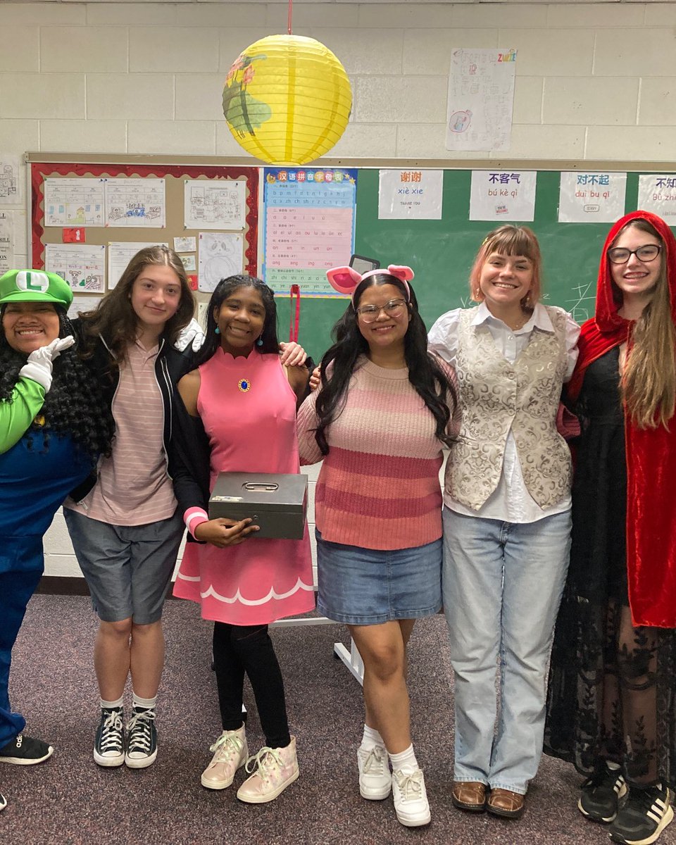 Spooky season at the Elms! 👻

Across every division, students are celebrating with costumes, crafts, and pumpkin decorating — a perfect mix of community and creativity ❤️