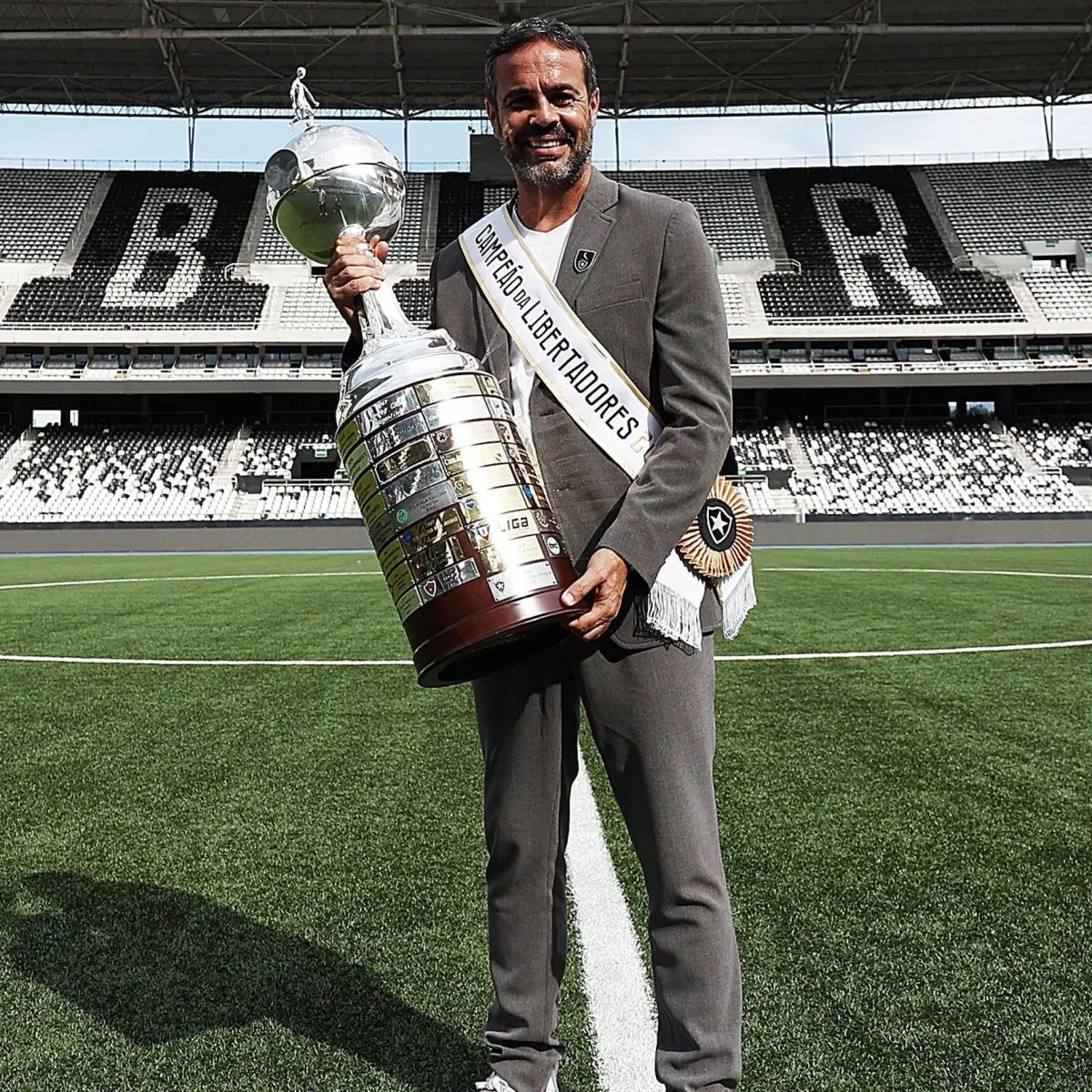 futtmais's tweet photo. "O Botafogo é um clube que está no meu coração, me arrepia. Quando falo da carência de torcedores aqui, é porque tive uma das melhores torcidas do mundo ao meu lado, e isso faz falta sentir. Será um clube que sempre estará eternamente ligado a mim. Vivi momentos que nada, nem o ruído, me faz diminuir o que foram as lembranças e memórias."

- Artur Jorge, à TNT Sports Brasil.

📸 Divulgação/Botafogo