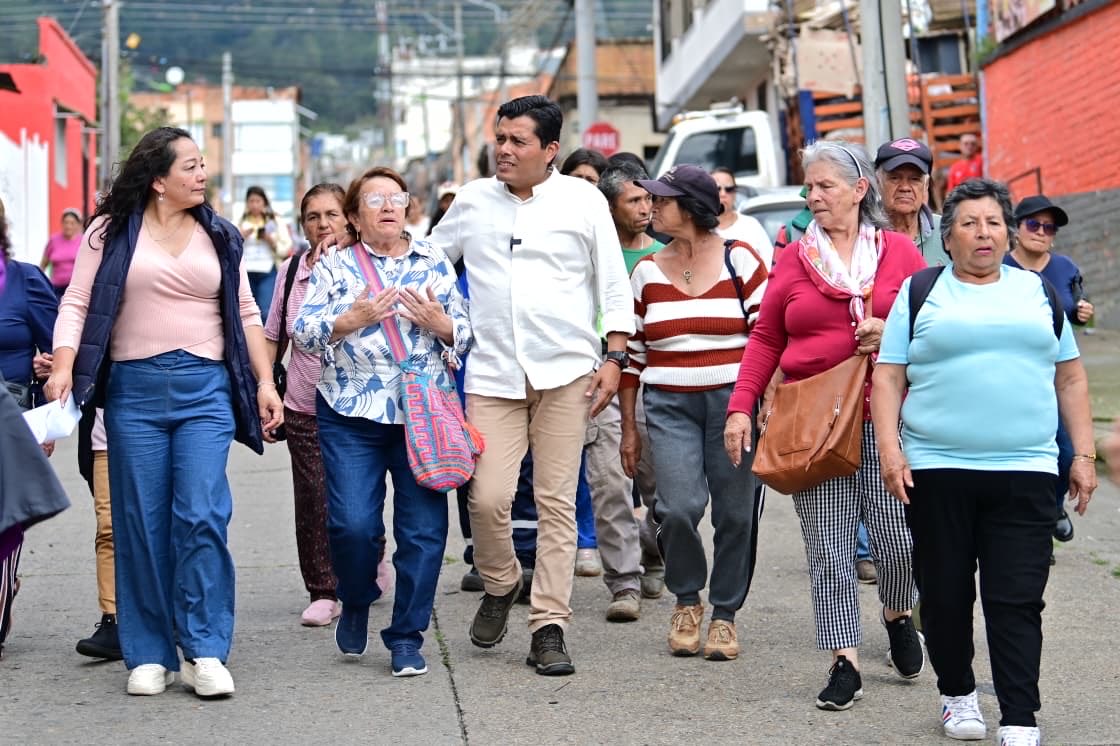mao_rodriguez1's tweet photo. Recorrimos #Pasca y #Fusagasugá en búsqueda de nuestros abuelos y abuelas rumbo al Pilar Solidario. Ampliamos el Programa Colombia Mayor con más de 4300 nuevos beneficiarios en estos dos municipios.
Esto es Dignidad Mayor.
@petrogustavo https://t.co/xmVzH5fLcV
