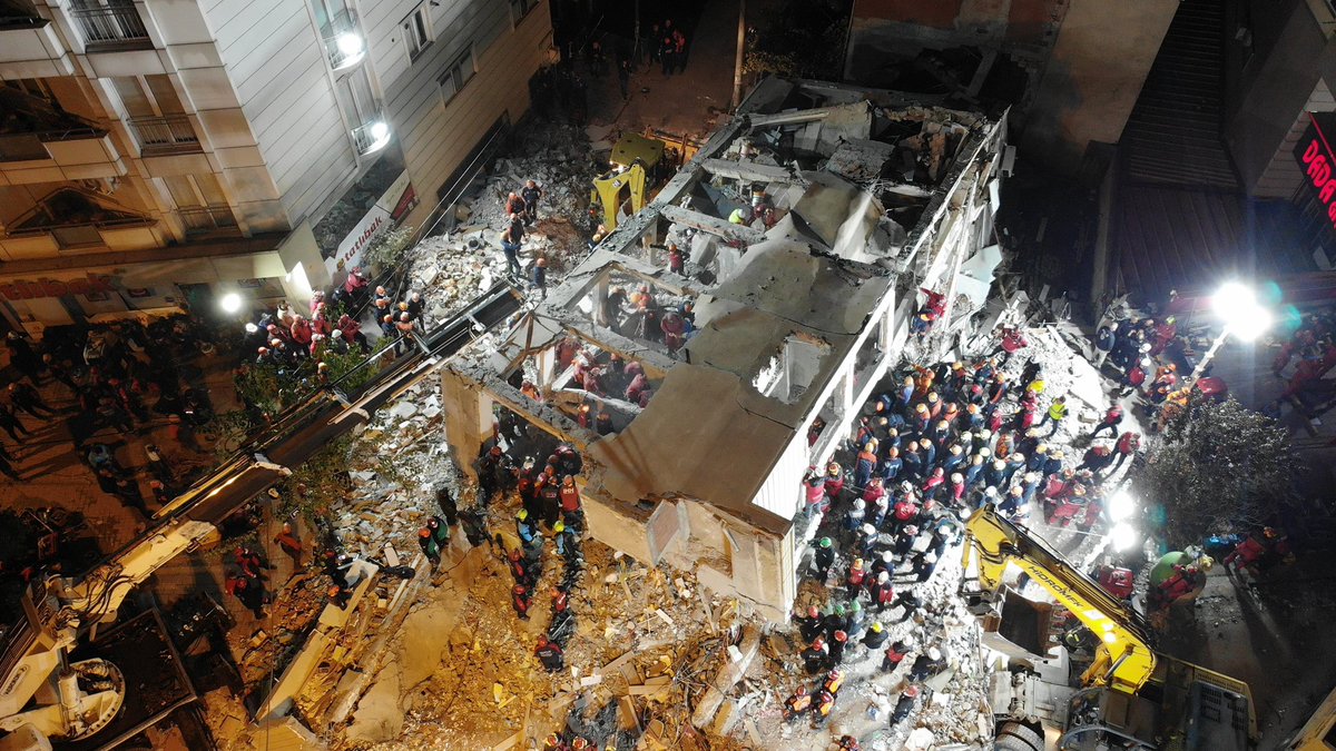 627 Kurtarma ekibi yan yatmış 1 binadan 2 kişiyi hala bulamadıysa büyük depremi düşünmek istemiyorum.
Başımız Sağolsun Kocaeli-Gebze 
#deprem
#Gebze