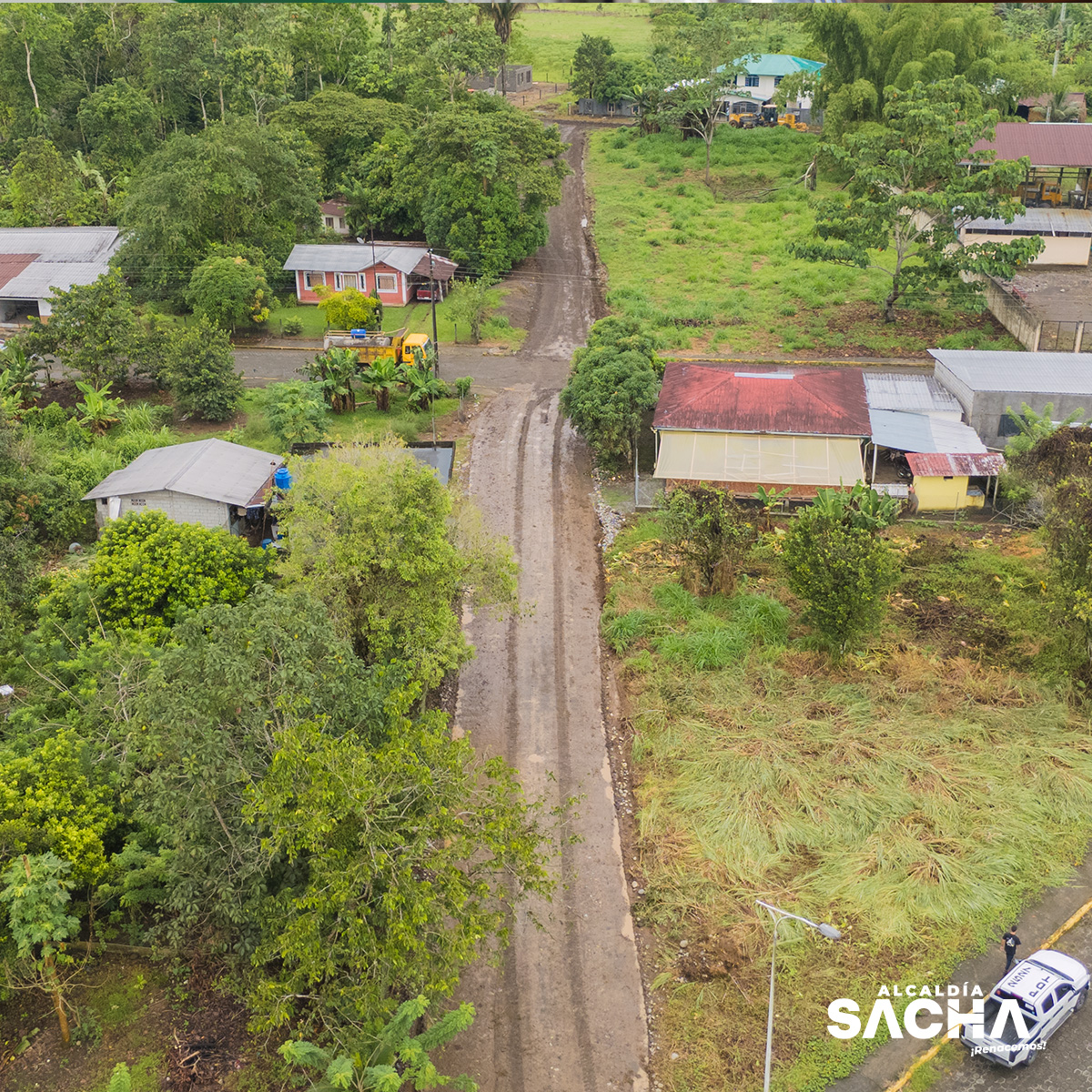 Continuamos ejecutando el plan de mantenimiento vial en las cabeceras parroquiales.
En esta ocasión, los trabajos se concentran en Tres de Noviembre, donde se intervienen 1.850 metros lineales de vía con labores de nivelación, conformación y mejoramiento del suelo