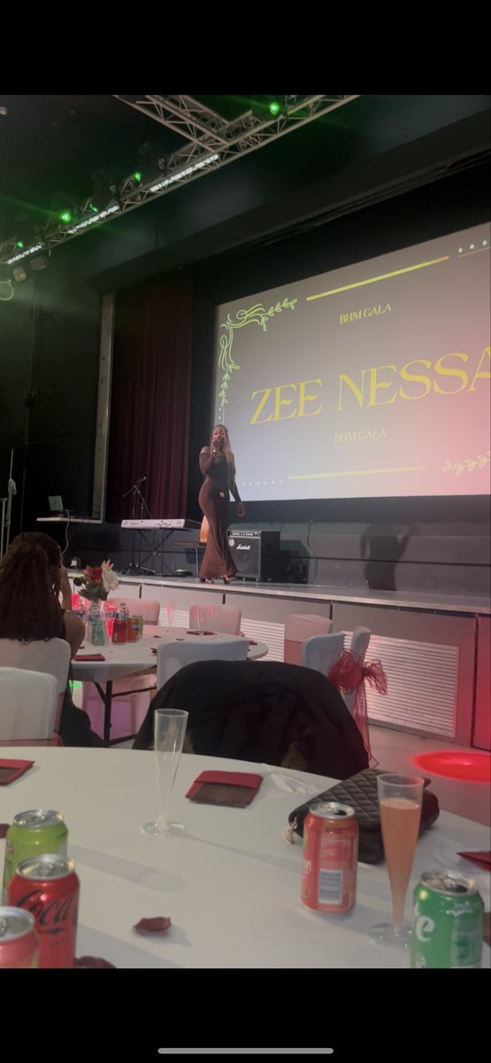 Zee_Nessa_'s tweet photo. A little commotion for THE DRESS!😍🤍 https://t.co/uanuOiTcZJ