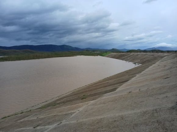 El Embalse Parada, en Santiago de Cuba, almacena hoy 31.028 millones de metros cúbicos, el 90.7 % de su capacidad de llenado. Precipitaron 311.0 mm en 24 horas. Este embalse, construido en 1985, solo ha alcanzado estos niveles de llevado en 2 ocasiones. #SanctiSpíritusEnMarcha