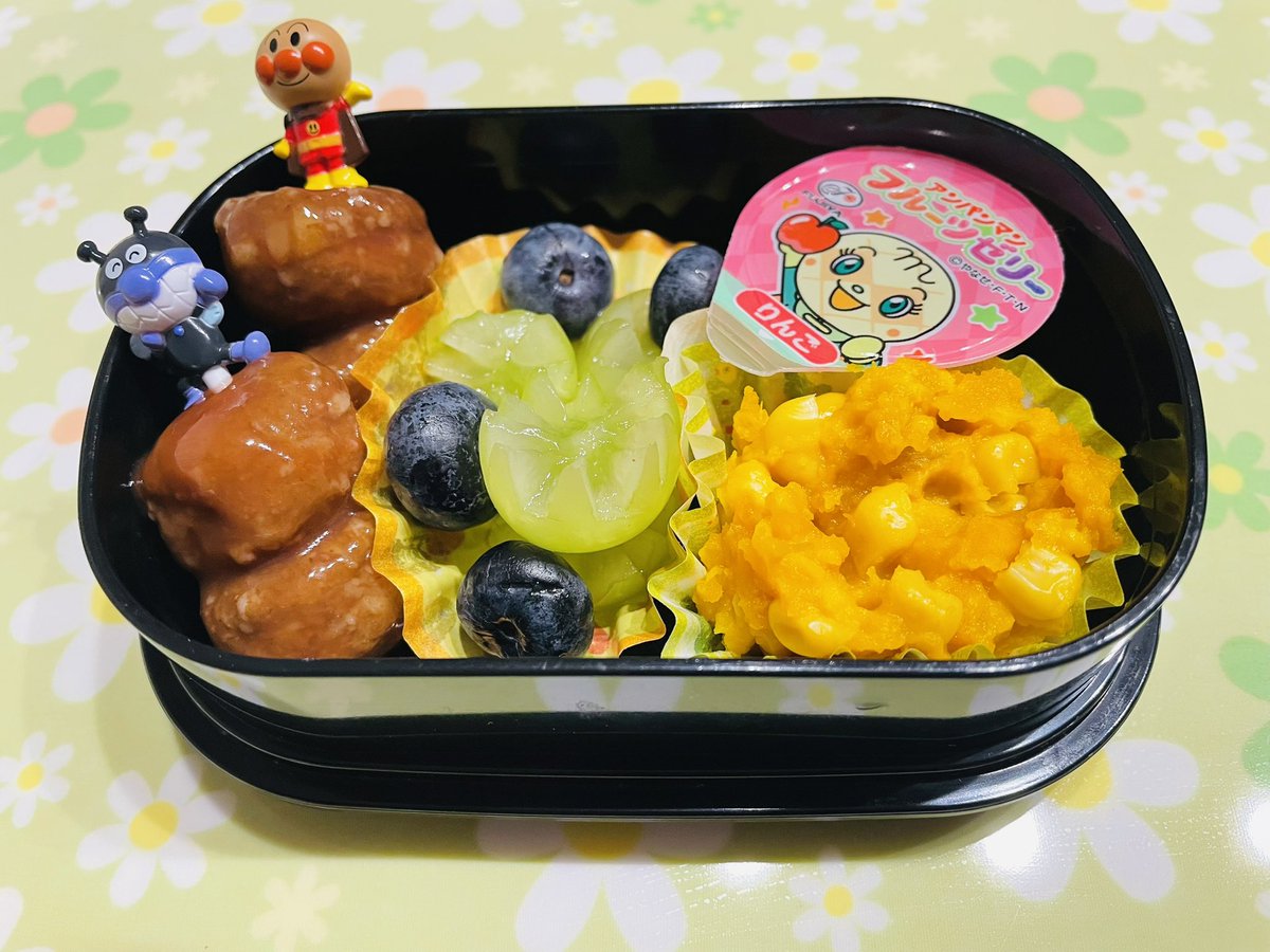 odentotyan's tweet photo. おはようございます☀️

今日の娘の朝ご飯弁当🍱

シャインマスカットそろそろ終わっちゃう。
柿は苦手な娘。他に果物…お弁当に何入れよ？🍎🍊🍈🍉🍇

 #お弁当記録 https://t.co/b7u2K3vZle