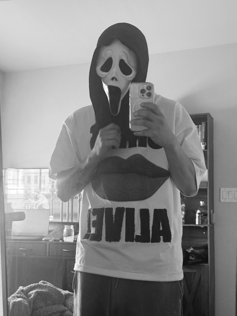 mattressactor's tweet photo. What’s your favorite scary movie ? https://t.co/z5FkrvrCZl