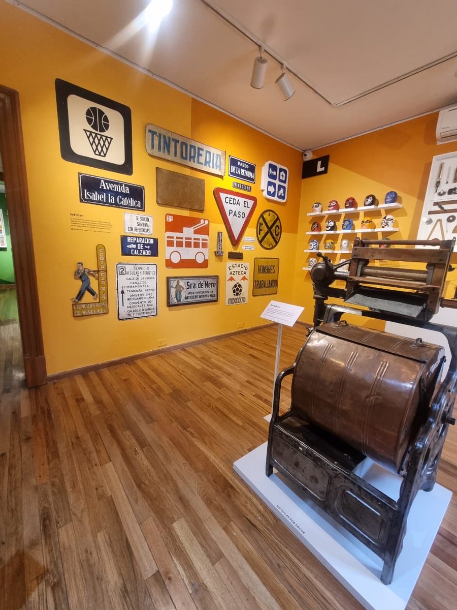 marianoosorio1's tweet photo. El @MUSEOMODO Museo del Objeto del Objeto, cumple 15 años y lo celebra contando historias con objetos que todos hemos tocado, visto o guardado en algún momento, a través de su exposición, La colección, con todas sus letras; un recorrido alfabético por más de 3,000 objetos que van de lo entrañable a lo inesperado, desde yo-yos hasta jabones vintage, curados con humor, nostalgia y mucha creatividad.

La muestra se transforma en un juego de memoria colectiva.