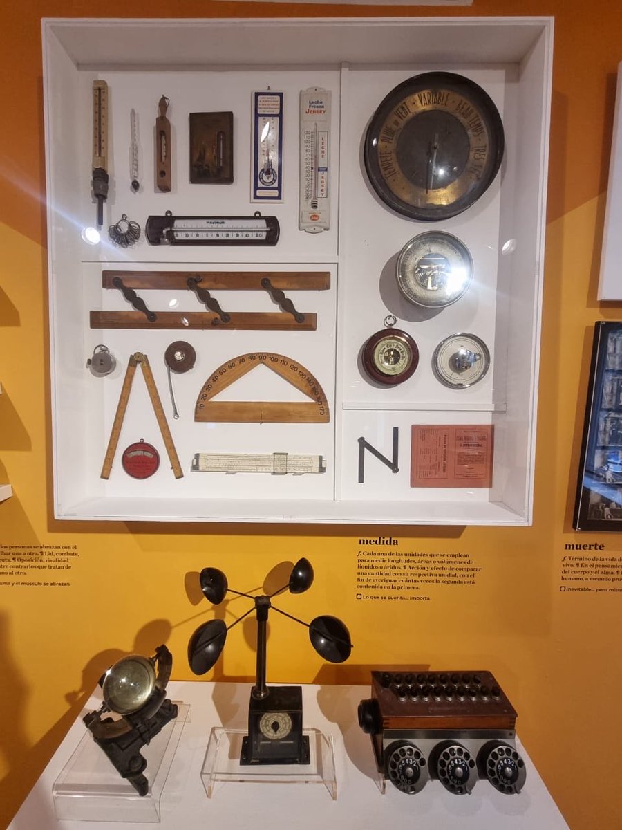 marianoosorio1's tweet photo. El @MUSEOMODO Museo del Objeto del Objeto, cumple 15 años y lo celebra contando historias con objetos que todos hemos tocado, visto o guardado en algún momento, a través de su exposición, La colección, con todas sus letras; un recorrido alfabético por más de 3,000 objetos que van de lo entrañable a lo inesperado, desde yo-yos hasta jabones vintage, curados con humor, nostalgia y mucha creatividad.

La muestra se transforma en un juego de memoria colectiva.