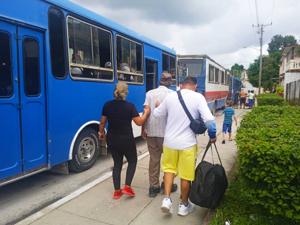 Retornan a sus hogares evacuados de Tunas de Zaza, Médano y Tayabacoa. Este miércoles retornaron a sus hogares alrededor de 125 personas que estuvieron resguardadas en centros educativos y de salud, así como en viviendas de #SanctiSpíritusEnMarcha