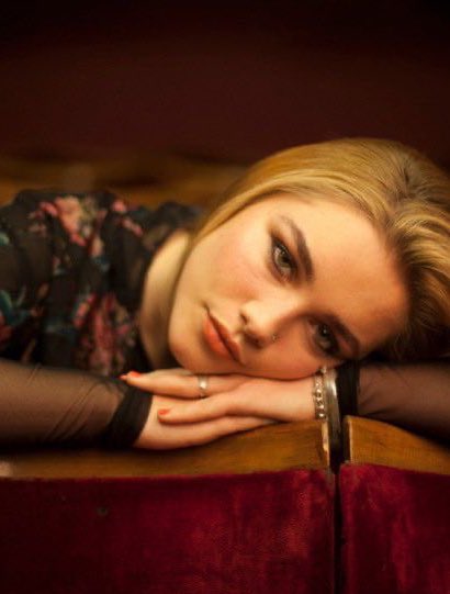 florence pugh comfort* (@safepugh) on Twitter photo 