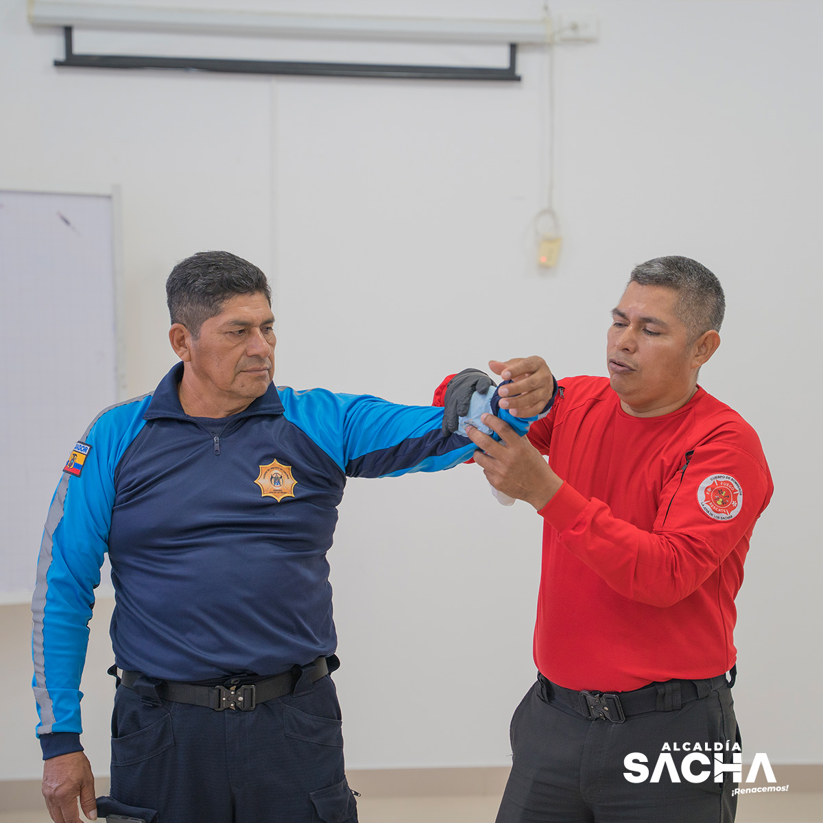 Con el compromiso de servir mejor a la ciudadanía, nuestros agentes participaron en una jornada de capacitación sobre primeros auxilios, técnicas de inmovilización, RCP y atención ante accidentes de tránsito, dirigida por el Cuerpo de Bomberos de La Joya de los Sachas.