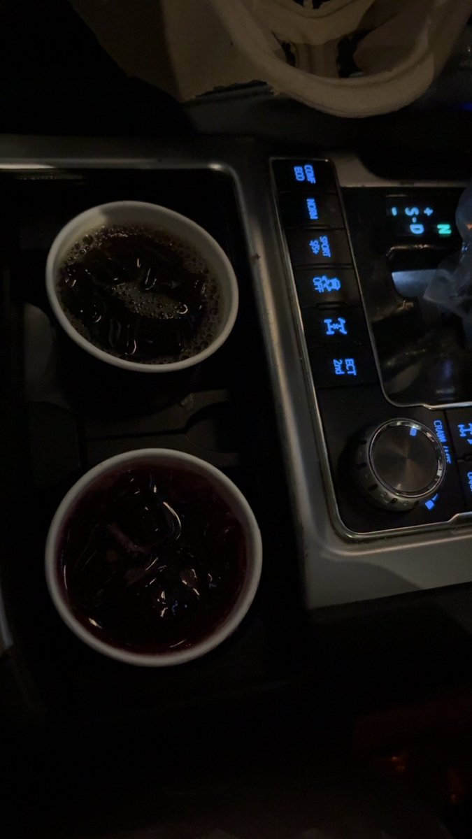 أُحب الهدوء
والأضوّاء الخافتة
وتلك الزاوية الخاصة بي
 لذلك أقول
من وجد شمسهُ
 التي بداخِلة
لن يبحث عن أي نورٍ 
في الخارج