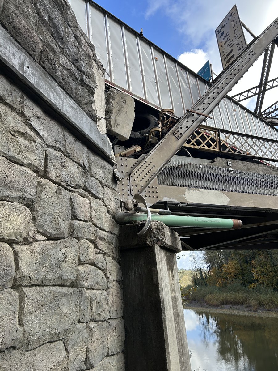 multco's tweet image. TRAFFIC ALERT: The Stark Street Bridge is closed due to a crash involving a semi-truck that collided with the west bridge approach. Use alternative routes. Bridge engineers are currently on their way to the site to evaluate the extent of damage. 

multco.us/news/traffic-a…