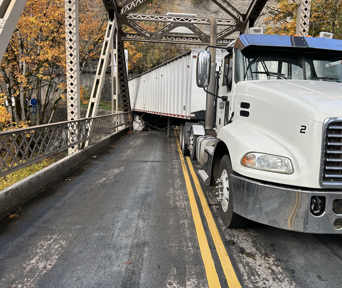 multco's tweet image. TRAFFIC ALERT: The Stark Street Bridge is closed due to a crash involving a semi-truck that collided with the west bridge approach. Use alternative routes. Bridge engineers are currently on their way to the site to evaluate the extent of damage. 

multco.us/news/traffic-a…