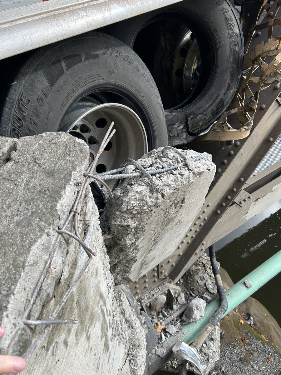 multco's tweet image. TRAFFIC ALERT: The Stark Street Bridge is closed due to a crash involving a semi-truck that collided with the west bridge approach. Use alternative routes. Bridge engineers are currently on their way to the site to evaluate the extent of damage. 

multco.us/news/traffic-a…
