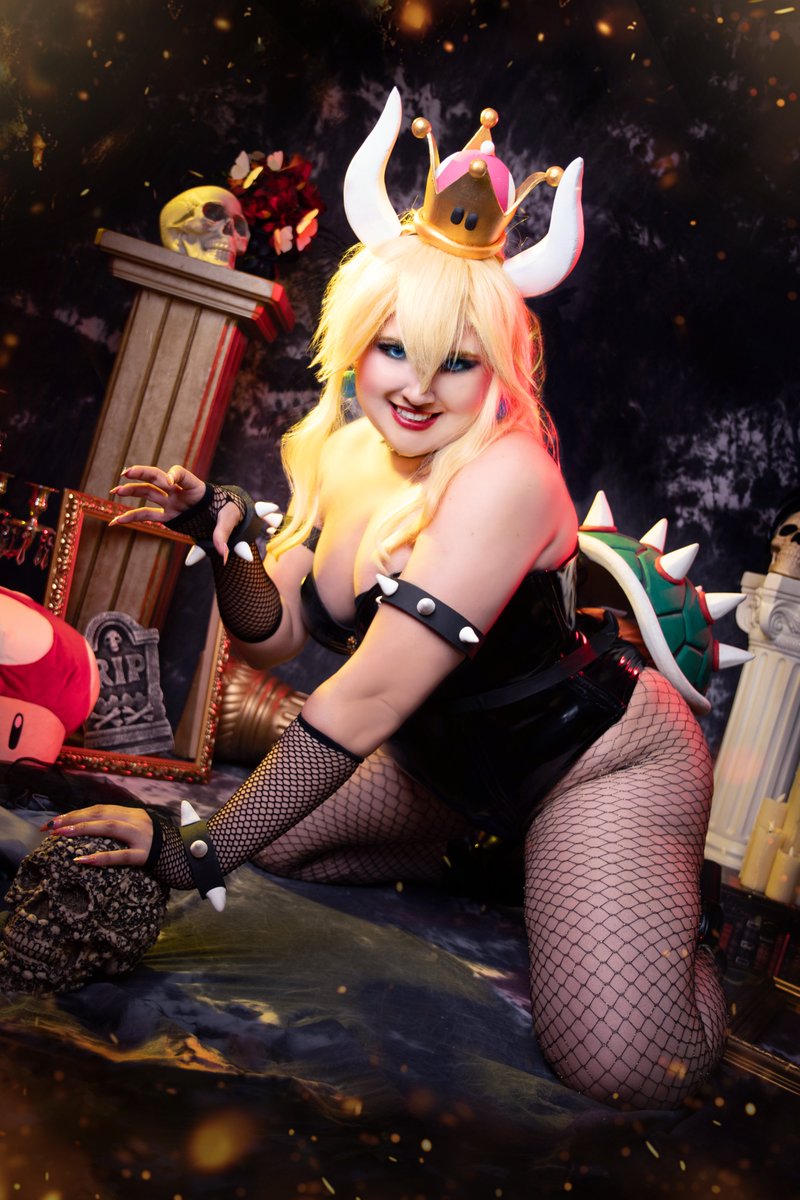 ¿Quieres ser mi siguiente víctima?
Esperate que puedo ser tu mejor pesadilla~
Foto por <a href="/Rubas_619/">Rubas</a> <3
#Halloween2025 #HalloweenVibes #bowsettecosplay #cosplay #cosplayer #MiercolesDeDiosas #MiercolesDeCulosHot #MiercolesDeMorboYProvocación #MiercolesDeCulosPerfecto