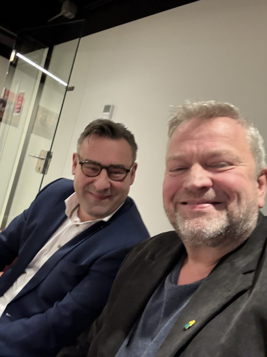 Straks om 22.45 schuift <a href="/RicharddeMos/">Richard de Mos 💚💛</a> aan bij de <a href="/RTL4/">RTL</a> uitslagenavond. <a href="/Hartv00rDenHaag/">Hart voor Den Haag 💚💛</a>