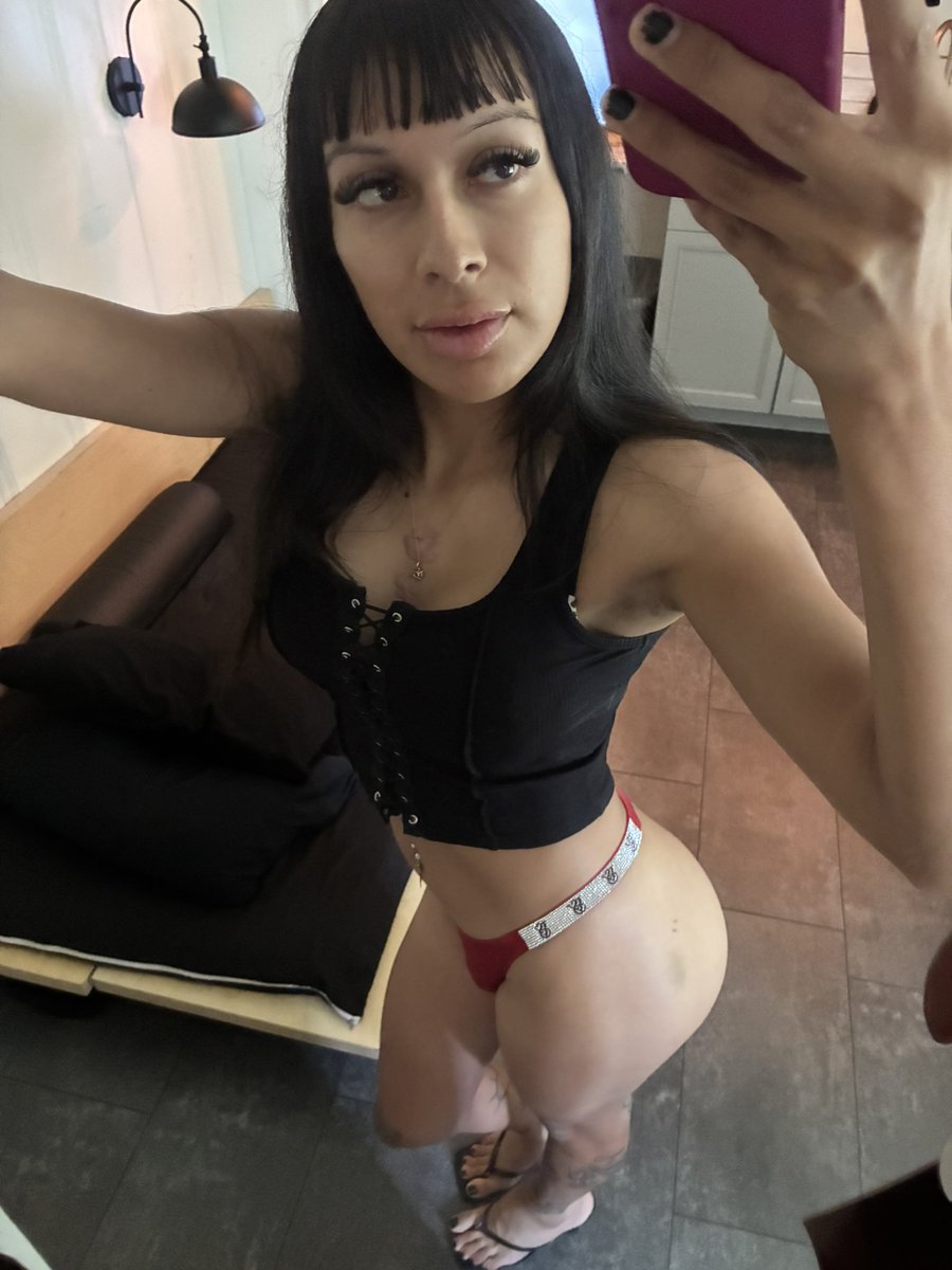 Arixvx1's tweet photo. What should I be for Halloween? https://t.co/UvsZ63DZbp