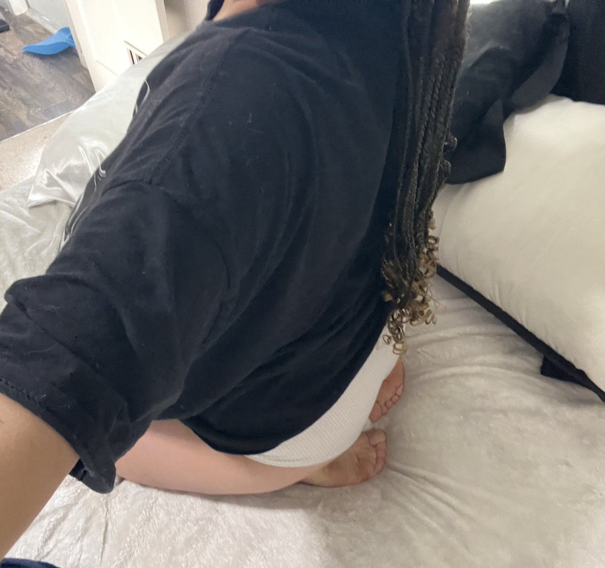 JennAtNight's tweet photo. Feet 😋😅 https://t.co/YhQUpEZLFv