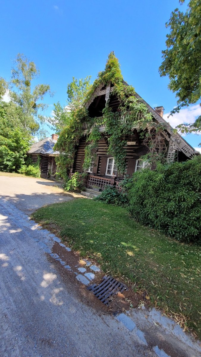 👻 Holz knarrt, Schatten tanzen – Halloween im Blockhaus wird zum Erlebnis. Tauchen Sie ein in eine Welt voller Spannung und Freude, wo der Spaß garantiert ist. Bauen Sie Erinnerungen für die Ewigkeit! 
#HalloweenSpaß #Blockhausbau #Holz 
blockhaus-profi.de