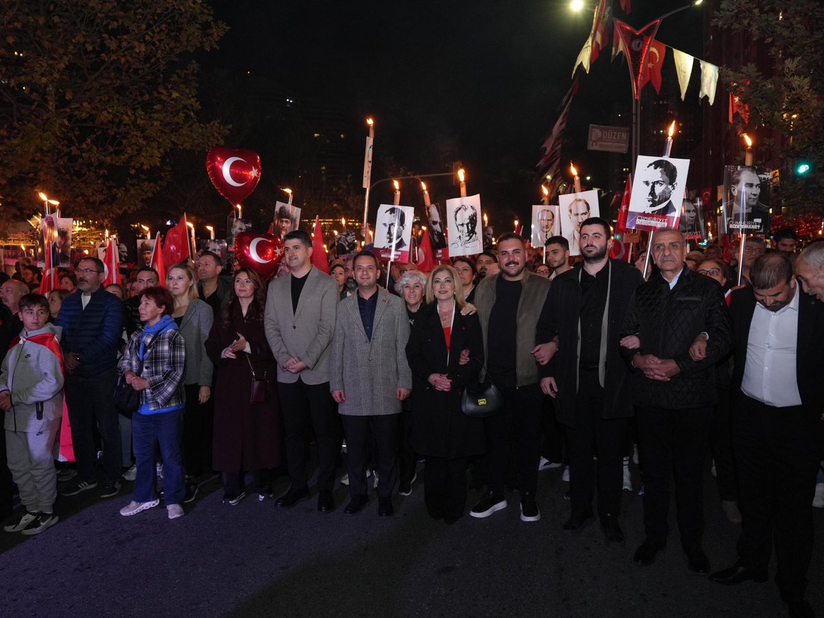102 yıllık Cumhuriyet yolculuğumuzun gururunu komşularımızla birlikte paylaştık. 

Aynı yürekle, aynı idealle; Cumhuriyet değerlerini yaşatmayı sürdüreceğiz.