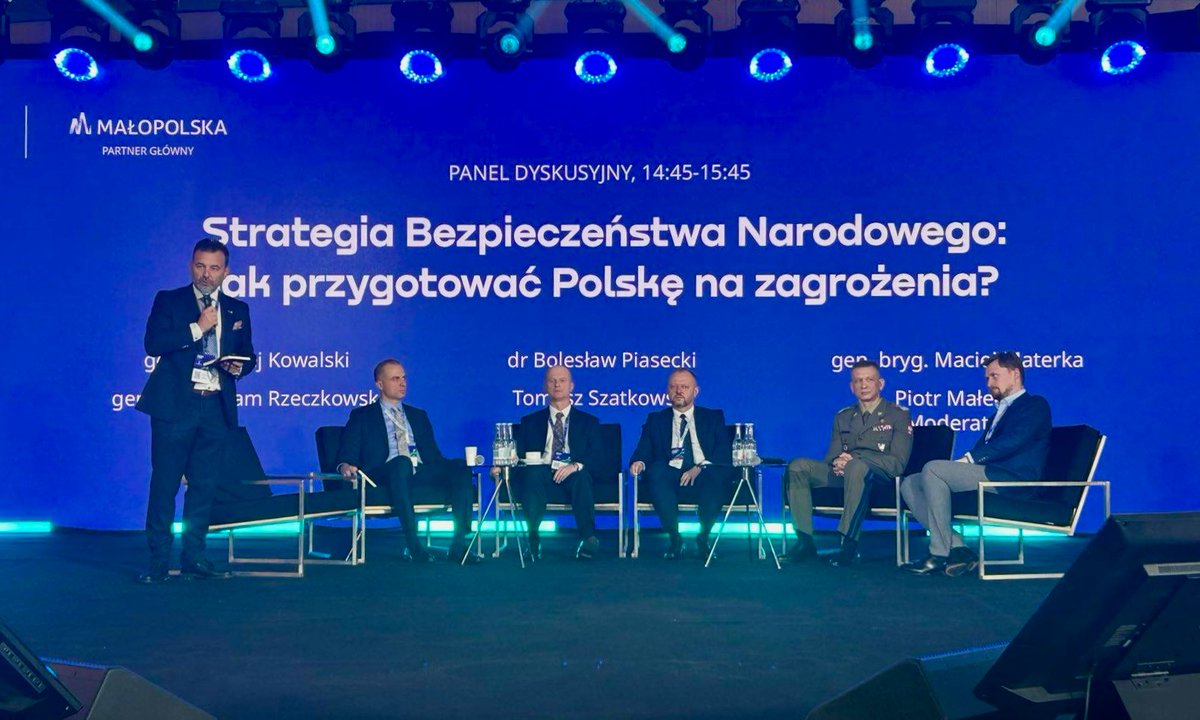 Dyrektor Departamentu Zwierzchnictwa nad Siłami Zbrojnymi i Służb Mundurowych gen. dyw. <a href="/Rzeczkowski_A/">Adam Rzeczkowski</a> podczas panelu eksperckiego Strategia Bezpieczeństwa Narodowego: jak przygotować Polskę na zagrożenia? <a href="/ForumKrynica/">KRYNICA FORUM</a> 
 
💬Programy modernizacyjne, Program rozwoju Sił Zbrojnych
