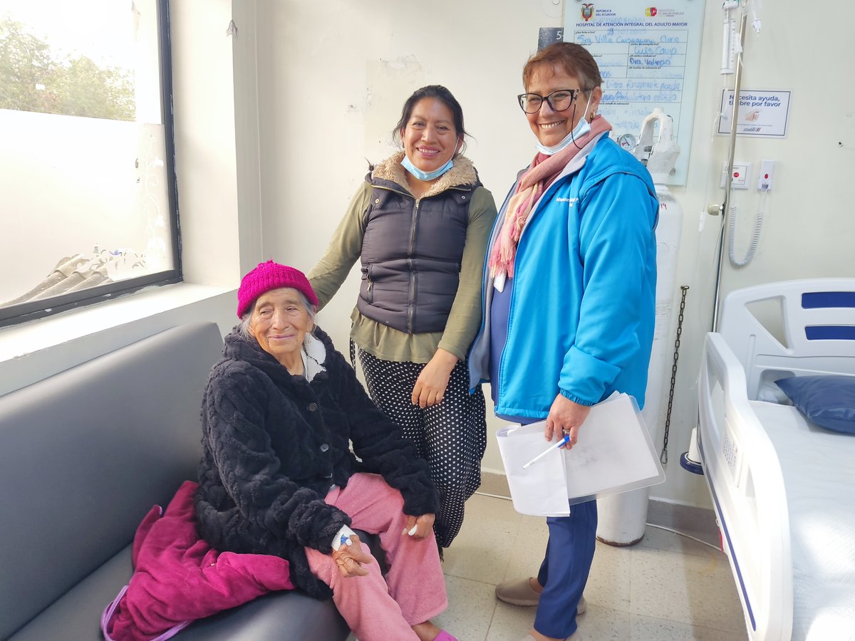 HospAdultoMayor's tweet photo. 💙 La familia de la Sra. Clara Luz Villa agradeció al @HospAdultoMayor por la atención brindada. Tras 12 días hospitalizada por una infección y complicaciones, hoy se encuentra recuperada gracias al cuidado continuo, el compromiso y calidez de nuestro personal de salud. 🌿 #HAIAM https://t.co/gZHp24U2sV